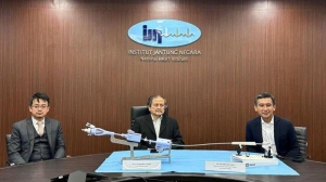 MitraMedis.id, Kuala Lumpur - Institut Jantung Negara (IJN) Kuala Lumpur kembali melakukan terobosan dalam penanganan pasien katup jantung bocor. Hal itu setelah IJN menjadi rumah sakit pertama di Malaysia yang berhasil melakukan prosedur TriClip untuk pasien yang menderita regurgitasi trikuspid parah (atau katup jantung bocor). Prosedur baru ini adalah teknik invasif minimal yang menghilangkan kebutuhan akan operasi jantung terbuka. Prosedur TriClip bekerja untuk memperbaiki katup trikuspid dengan mengirimkan sistem klip ke jantung melalui vena femoralis di kaki. Dengan menyatukan sebagian katup trikuspid, alat ini mengurangi aliran balik darah di jantung. Prosedur ini dilakukan pada dua pasien di IJN pada, Jumat (17/3/2023) oleh tim khusus yang terdiri dari Konsultan Senior Kardiolog Datuk Dr Amin Ariff Nuruddin dan Direktur Klinis Gagal Jantung dan Transplantasi Jantung IJN dan Konsultan Kardiolog Datuk Dr Azmee Mohd Ghazi. Konsultan Senior Ahli Bedah Kardiotoraks Datuk Seri Dr Jeffrey Jeswant Dillon dan Konsultan Senior Ahli Anestesi Datuk Dr Thiru Kumar Namasiwayam juga merupakan bagian dari tim jantung multidisiplin yang memberikan dukungan agar prosedur dapat dilakukan dengan aman. “Kedua pasien baik-baik saja pasca prosedur dan sedang menuju pemulihan,” kata Dr Azmee. Katup trikuspid terdiri dari tiga lipatan tipis jaringan (sering disebut selebaran) yang mengontrol aliran darah antara dua bilik kanan jantung. Regurgitasi trikuspid terjadi ketika katup trikuspid tidak dapat menutup dengan benar, menyebabkan darah mengalir mundur atau "memuntahkan". Hal ini pada gilirannya memaksa jantung untuk bekerja lebih keras dalam memompa darah secara efektif ke seluruh tubuh. Katanya, gejala umum regurgitasi trikuspid meliputi kelelahan, sesak napas, dan pembengkakan di kaki dan perut. Namun, tanda-tanda ini seringkali tidak berkembang hingga kondisinya menjadi parah. Jika tidak diobati, kondisi ini dapat menyebabkan komplikasi lebih lanjut seperti fibrilasi atrium, sejenis gangguan irama jantung – dalam kasus yang lebih parah, pasien bahkan dapat mengalami gagal jantung atau kematian. Sebelumnya, kata Azmee, pilihan pengobatan untuk pasien dengan regurgitasi trikuspid parah terbatas pada pengobatan yang meringankan gejala atau operasi jantung terbuka untuk memperbaiki atau mengganti katup yang rusak. “Sayangnya, pembedahan bukanlah pilihan yang layak bagi banyak orang, terutama mereka yang memiliki penyakit penyerta, alat pacu jantung, atau kondisi mendasar lainnya — risiko menjalani pembedahan terlalu tinggi untuk kelompok ini. Dalam kasus seperti itu, prognosisnya cenderung buruk. Ketersediaan terapi yang inovatif dan terbukti seperti ini dapat meningkatkan kualitas hidup pasien secara signifikan,” kata Dr Azmee. Prosedur TriClip adalah tambahan terbaru untuk pilihan perawatan invasif minimal IJN yang semakin luas untuk pasien dengan katup jantung bocor. Pada tahun 2021, pusat spesialis jantung ini adalah yang pertama di Asia yang memperkenalkan sistem Tricvalve Transcatheter Bicaval Valves, sebuah prosedur yang melibatkan sistem pengiriman preloaded katup kering. Untuk mendapatkan informasi cara muda berobat Jantung ke rumah sakit IJN Malaysia dapat menghubungi WA/Telp : 0812 7736 1440